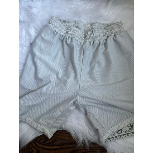 Found Cream Paisley Emblem Mesh Shorts Size Small - Picture 7 of 8